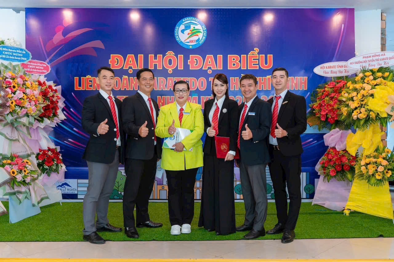 Bà Huỳnh Thị Ngọc Phượng, thứ ba từ trái sang, chụp ảnh cùng các đại biểu trước phông nền Đại hội đại biểu Liên đoàn Karatedo TP.HCM.