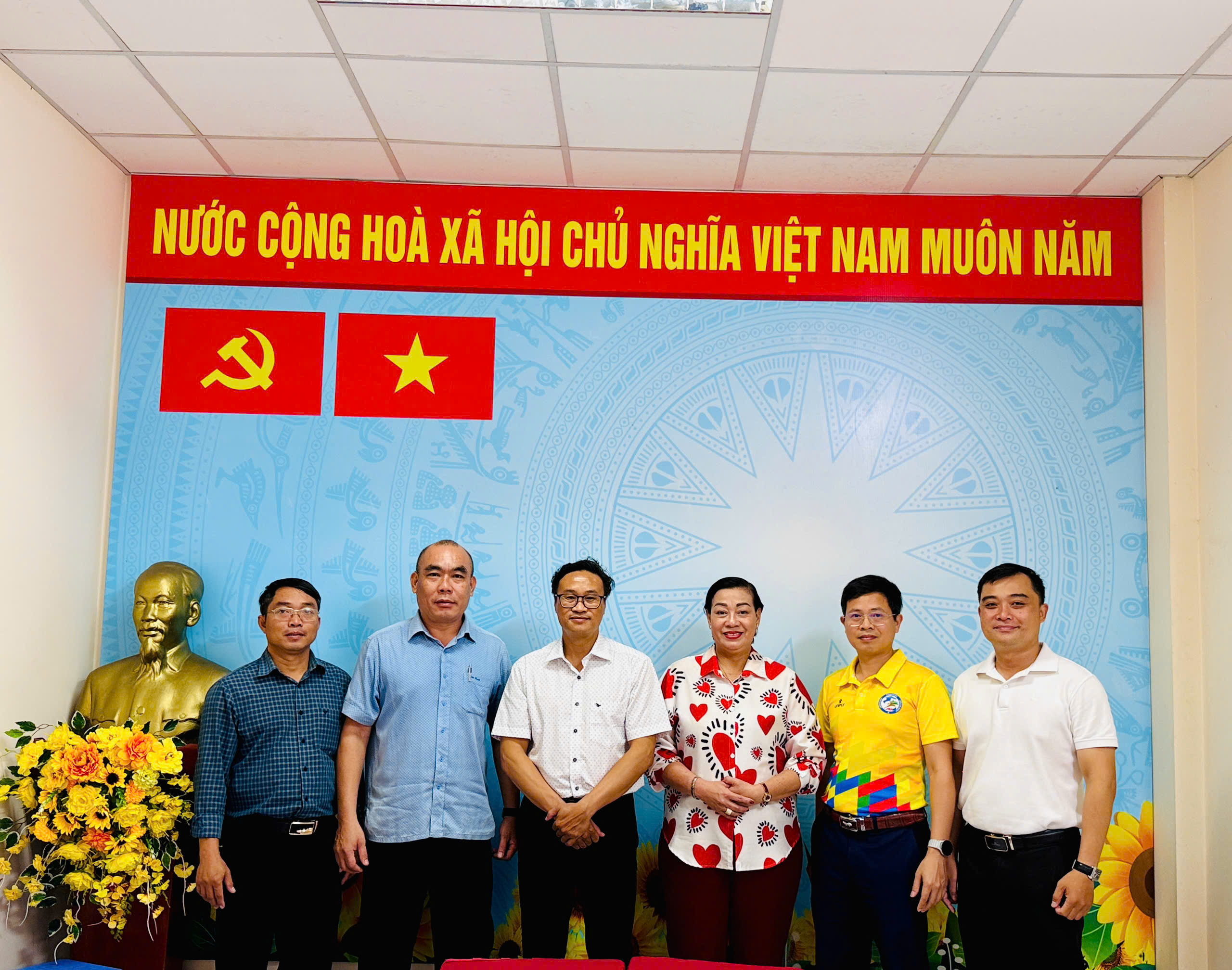 Sáu người gồm lãnh đạo HKF và đại diện các Ban trực thuộc đứng tại Hội nghị ngày 13/9/2026, trước phông nền có cờ Đảng, cờ Việt Nam và tượng Chủ tịch Hồ Chí Minh.